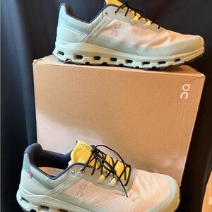 On Men's Athletic Shoes - BNIB  waterproof Cloudvista chalk and moss color sz 13